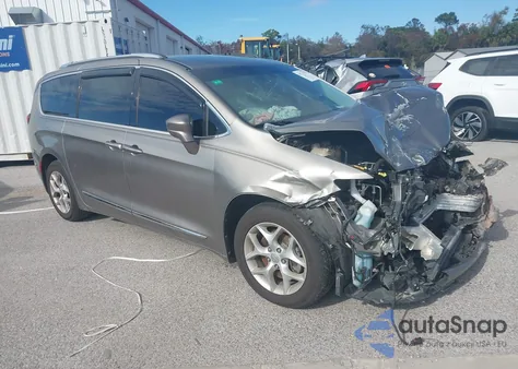 2017 Chrysler Pacifica Touring-L Plus z USA, uszkodzony, nr VIN 2C4RC1EG6HR652844